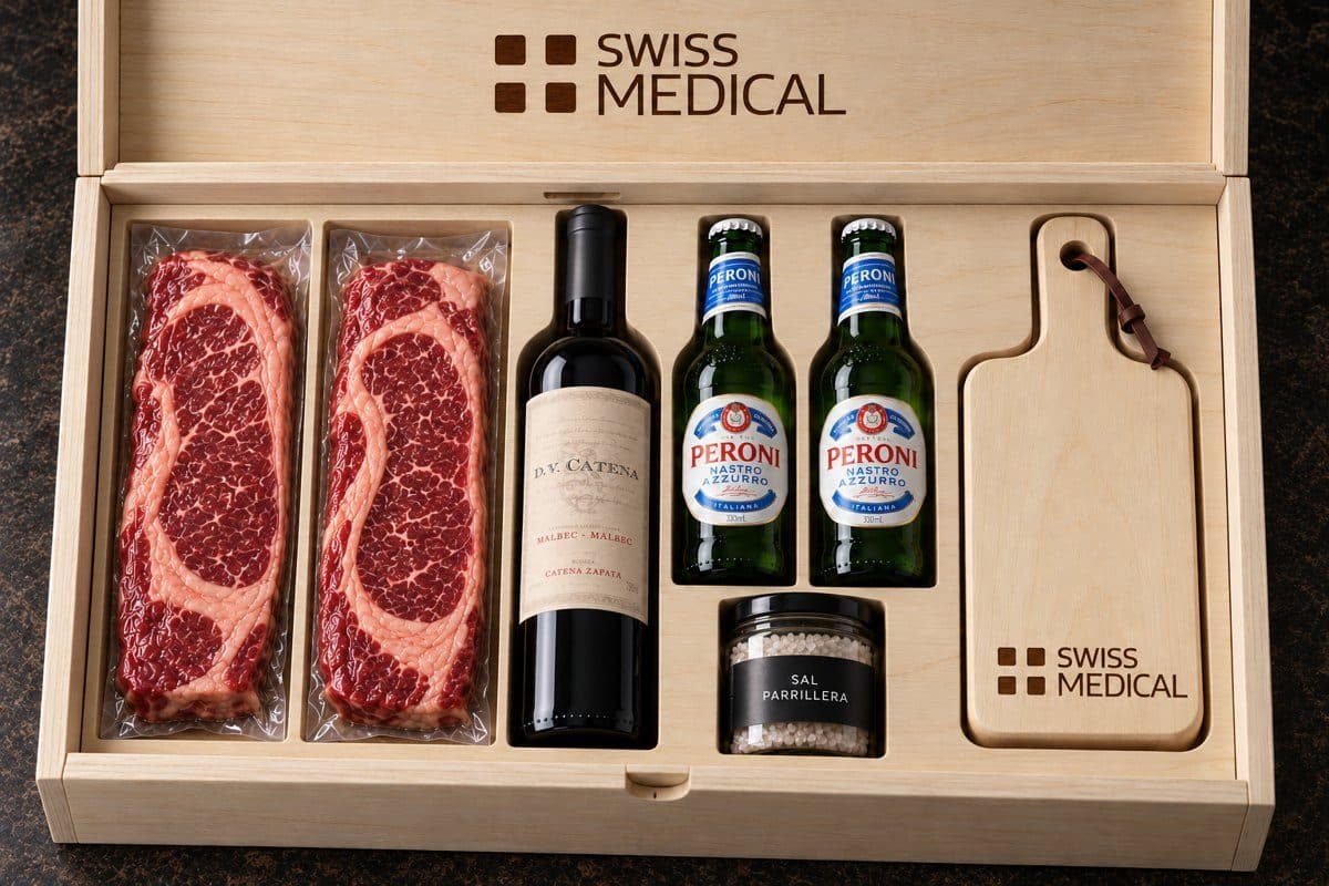 Caja parrillera con corte, vino y cervezas en madera — caja corporativa personalizada para Swiss Medical Seguros