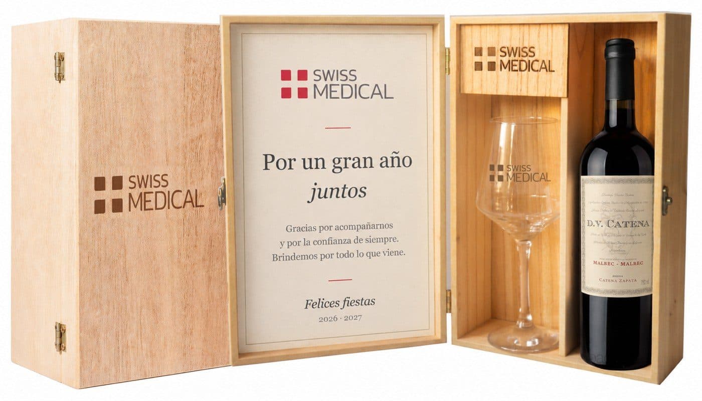 Kit de vino con copa grabada en estuche de madera — caja corporativa personalizada para Swiss Medical Seguros